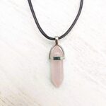 Fio com Pendente de Quartzo Rosa