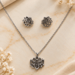 Conj. Fio + Brincos Flor de Lotus Prateado - Aço Inoxidável